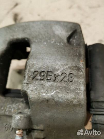 Суппорт тормозной передний правый Mercedes-Benz