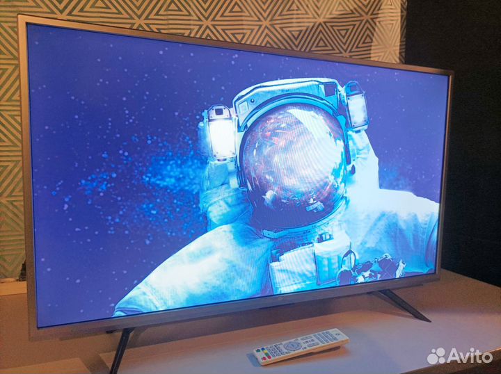 Метровый тонкий SMART TV Hi 39