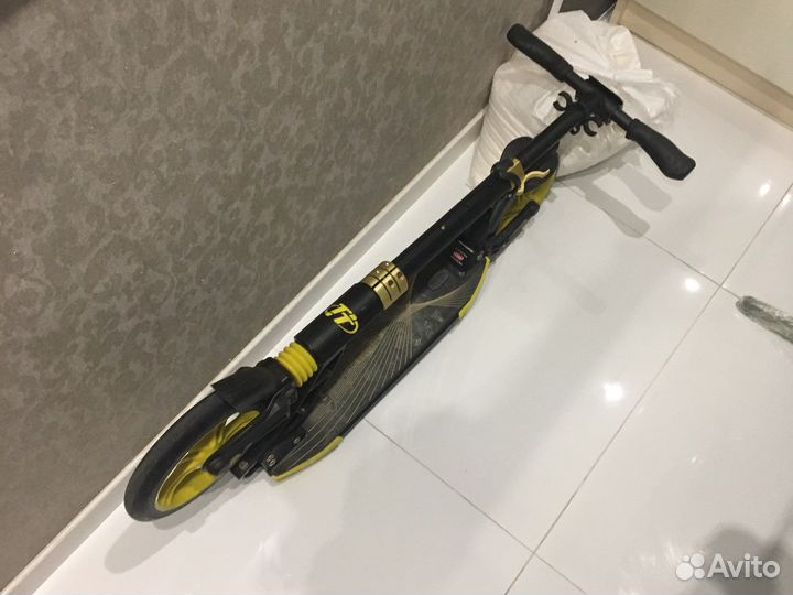 Самокат (черно-желтый)