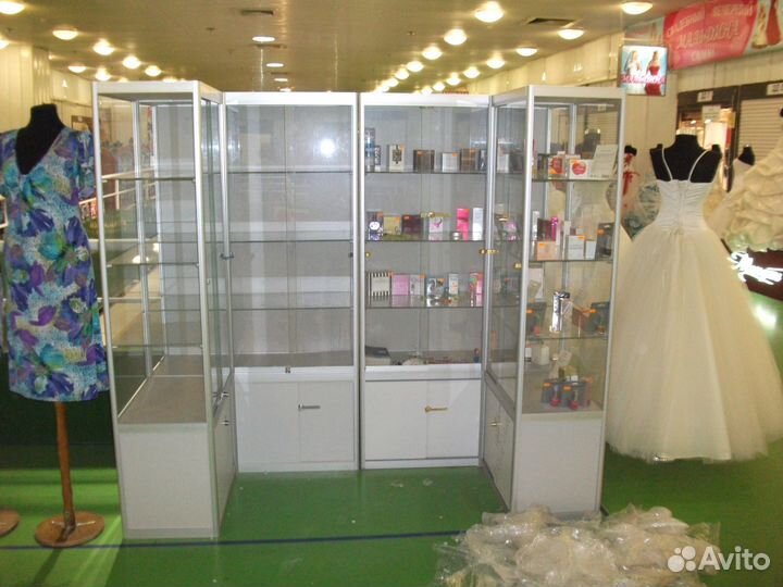 Пристенные витрины для косметики