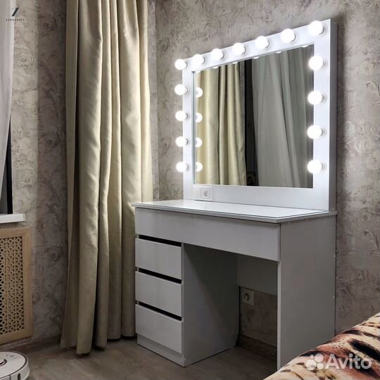 Туалетный столик визажиста с гримерным зеркалом