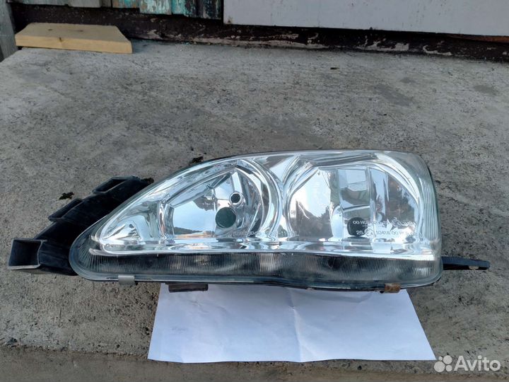 Фара toyota avensis 1