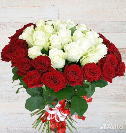 Белые и красные розы с доставкой