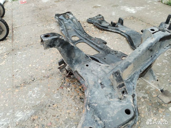 Передний подрамник мазда кседос6/mazda xedos6 98г