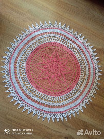 Салфетка вязаная крючком бело-розовая
