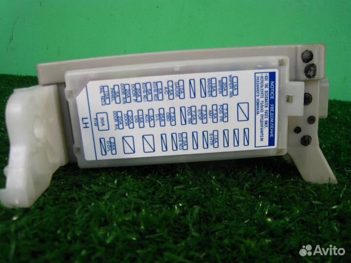 Блок предохранителей салонный Toyota Yaris P13 20