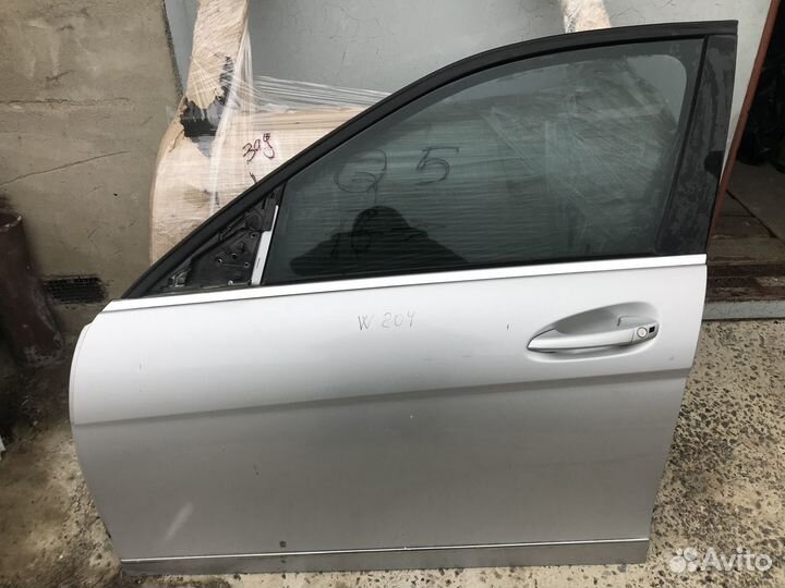 Дверь передняя левая Mercedes W204