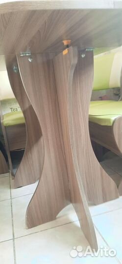 Кухонный уголок со столом и стульями