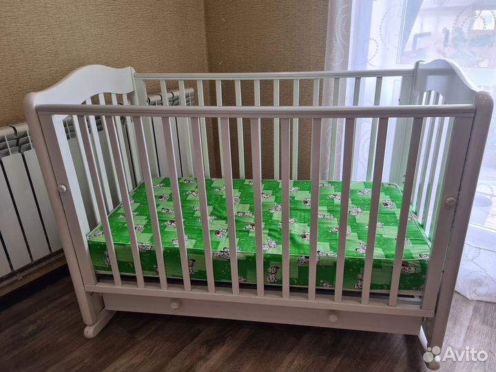 Детская кровать качалка. Белая