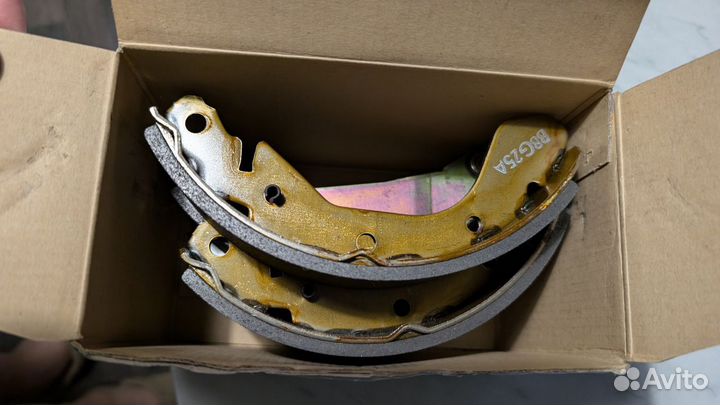 Тормозные колодки барабанные задние Hi-Q SA055 (Юж