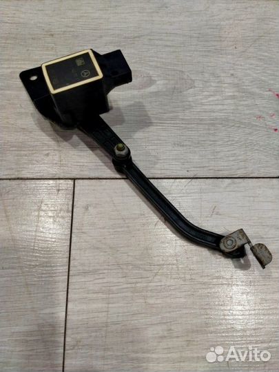 Датчик положения кузова передний правый