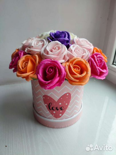 Яркий необычный букет из мыльных роз