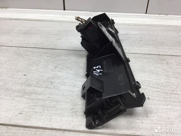 Кнопка аварийной сигнализации Volkswagen Passat