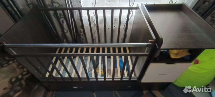 Детская кроватка-маятник