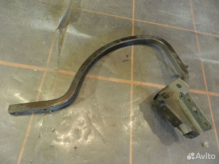 Петля крышки багажника правая - Volkswagen Polo