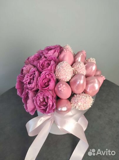 Клубника в шоколаде с цветами