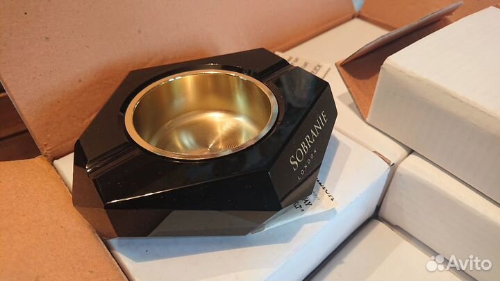 Пепельница для дома и бара. чёрный камень с латунн