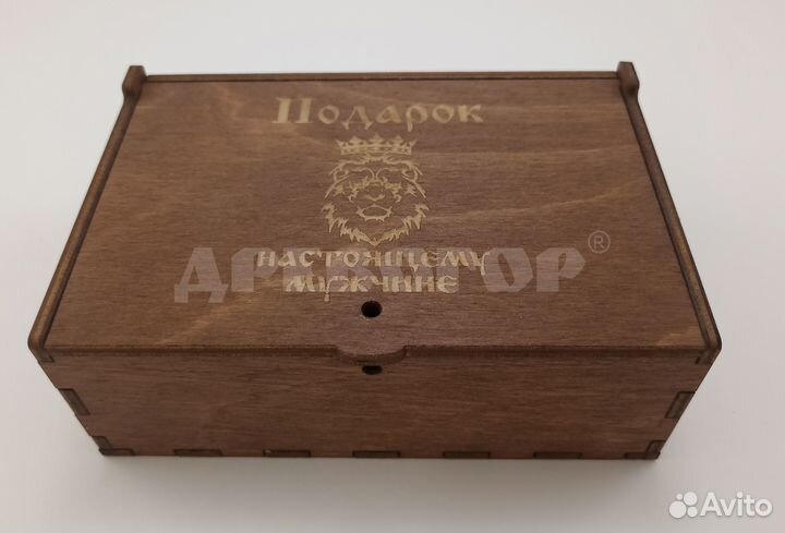 Коробка из дерева с откидной крышкой