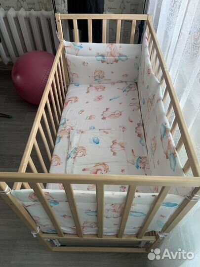 Детская кроватка с маятником