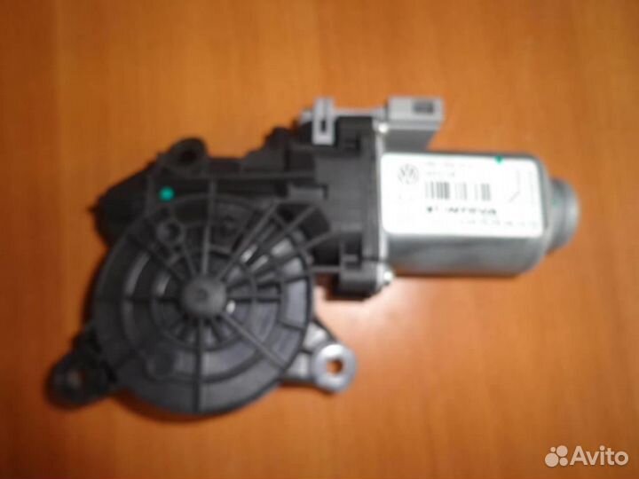 Моторчик стеклоподъемника задний левый VW Polo 5