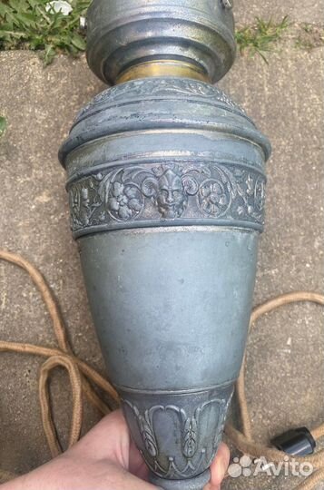 Антикварная настольная лампа с головами