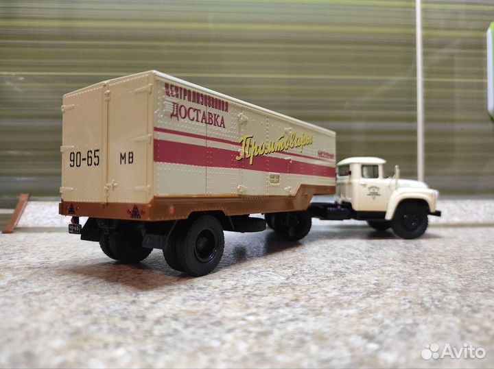 Модель грузовика зил-130В1 с полуприцепом одаз-794