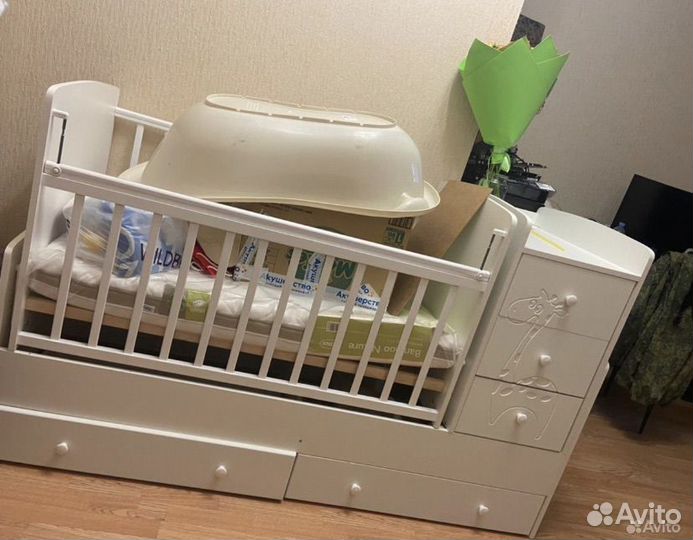 Детская кроватка с маятником