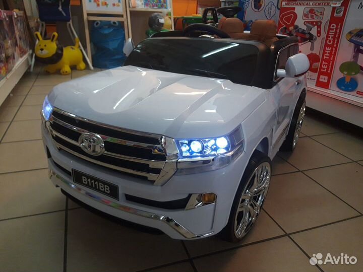 Детский электромобиль с пультом от года