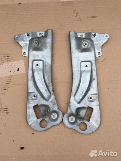 Кронштейн двери левой передней Fiat Doblo