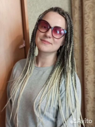 Модель на афрокосы, дреды натуральные