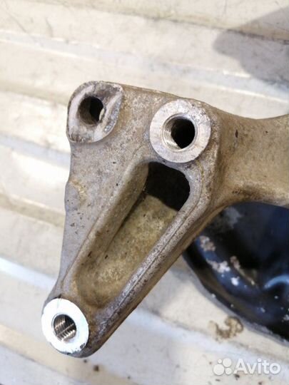 Кулак задний правый Volkswagen Passat B7 CDA 2011