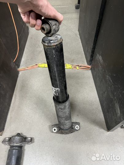 Задняя стойка амортизатора Киа Соренто 7 мест