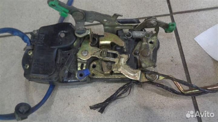 Замок двери передней левой Toyota Camry V40 1994