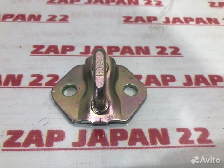 Петля замка двери багажника Mitsubishi Delica