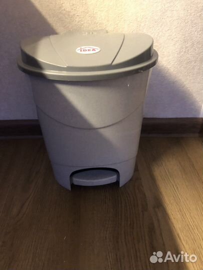 Ведро пластиковое с педалью