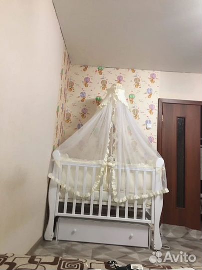 Кроватка для новорожденных с маятником и ящиком