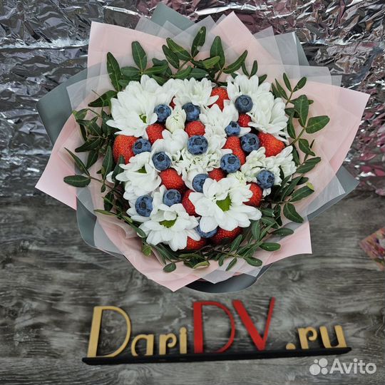 Букет клубничный с хризантемами и голубикой арт. 3