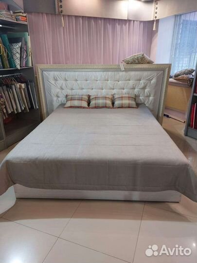 Пледы и подушки