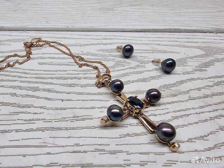 Комплект из золота с черными сапфирами