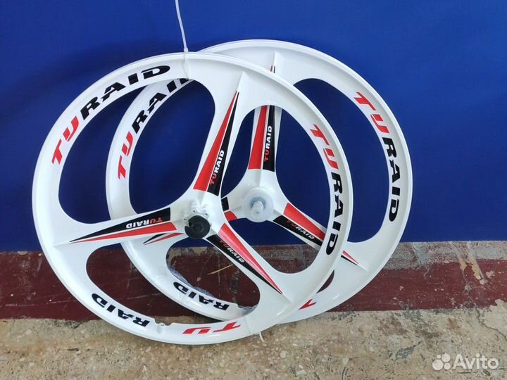 Обода литые на велосипед белые три луча