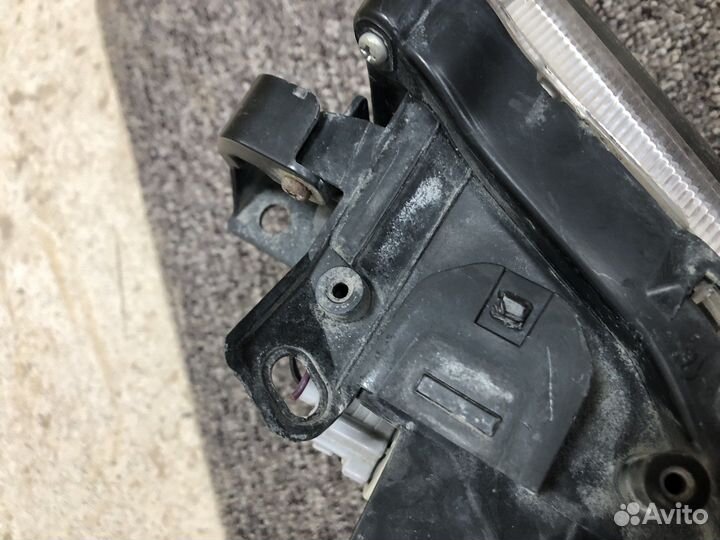 Передняя левая фара тойота Wish