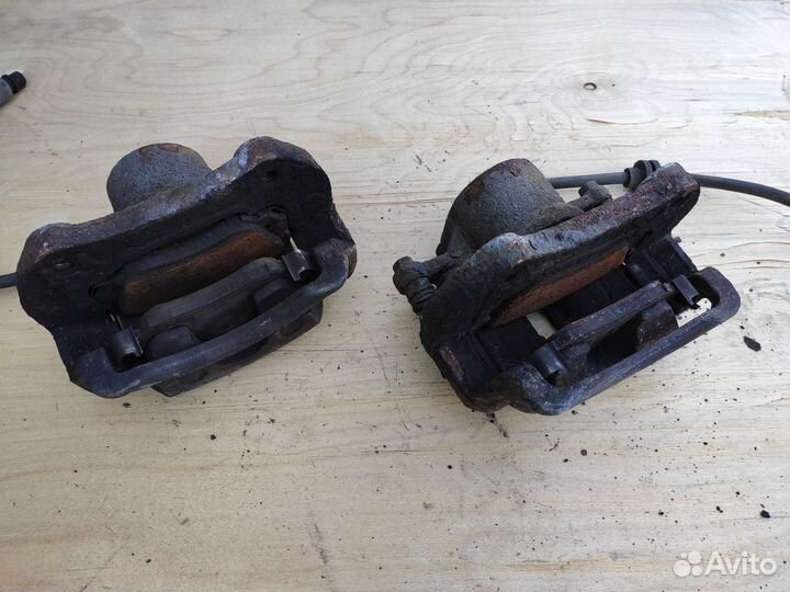 Суппорт передний левый правый на Opel Insignia