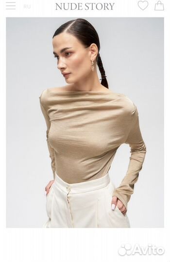 Лонгслив с открытым плечом nude story