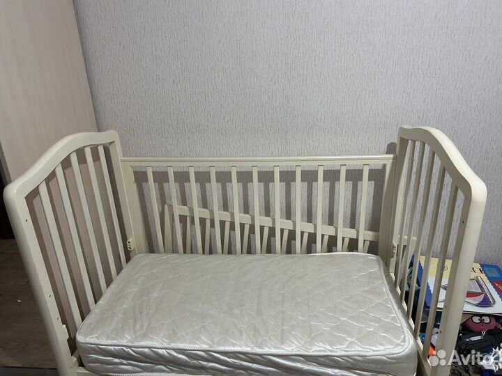 Детская кроватка с маятником и ящиком