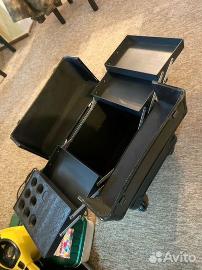 Ящик для визажиста на колесиках