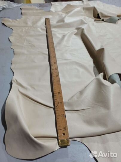 Остатки натуральной бежевой кожи