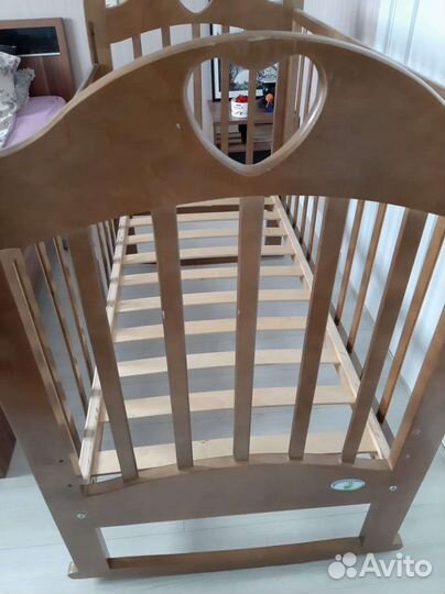 Детская кроватка с маятником