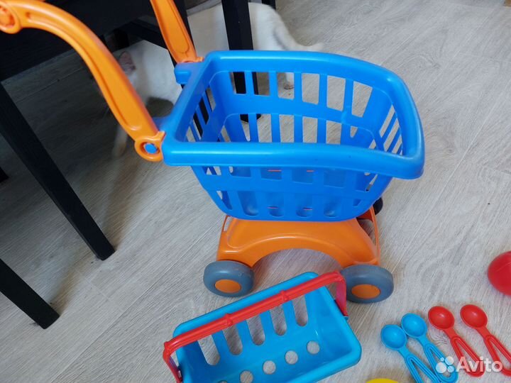 Тележка с посудой и продуктами