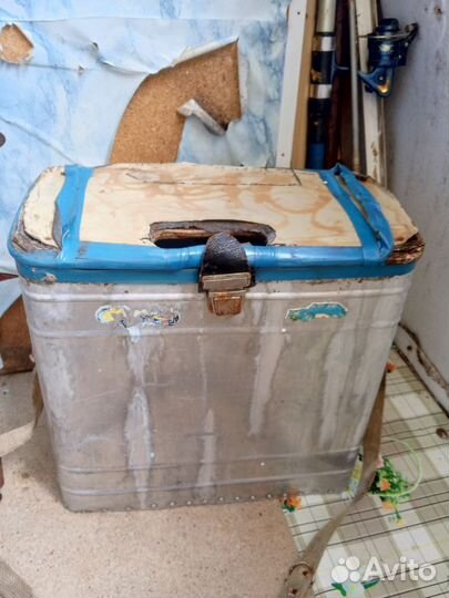 Ледоруб бур и рыболовный ящик