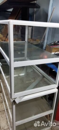Стеклянная витрина с полкой